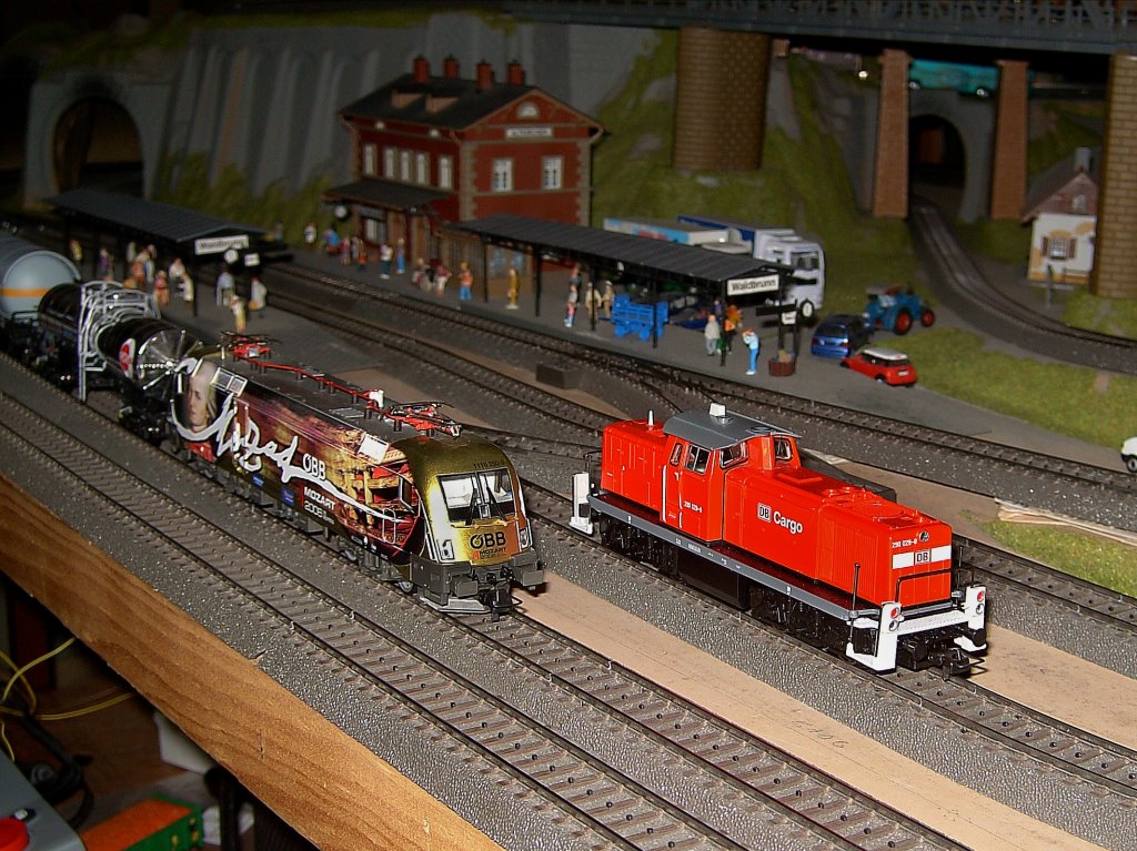 Die 1116 250 (Mozart) ist gerade mit einem Gterzug in den Bahnhof eingefahren, sie macht sich bereit fr einen Lokwechsele. Neben an rollt die 290 029 durch den Bahnhof.