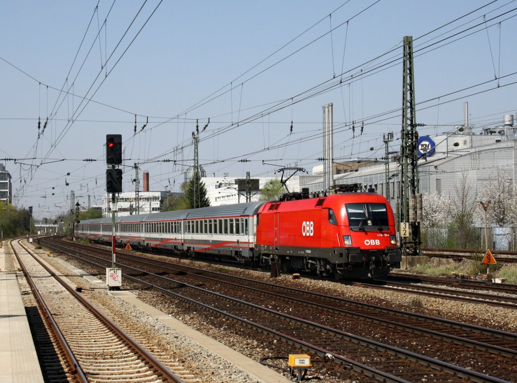Die 1116 253 mit einem Brenner EC am 13.04.2009 bei der Durchfahrt am Heimeranplatz (Mnchen).