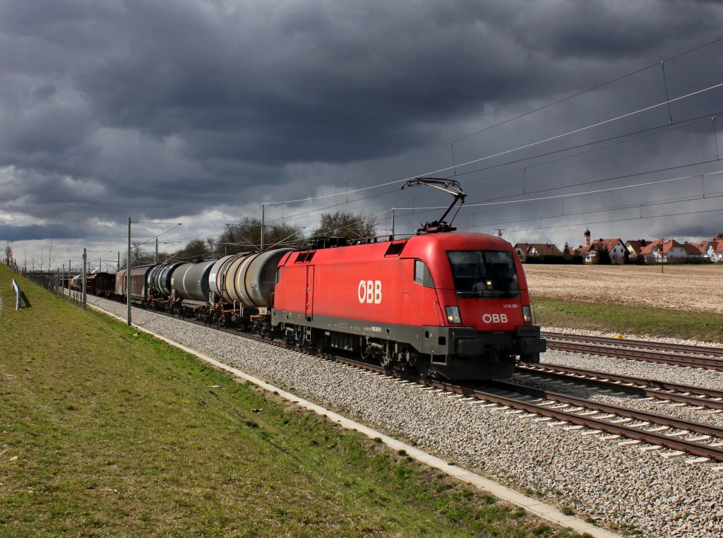 Die 1116 261 mit einem Gterzug am 13.04.2013 unterwegs bei Hattenhofen.