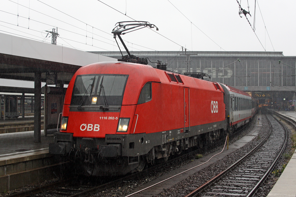Die 1116 262-5 mit EC 112 in Mnchen Hbf am 06,08,10