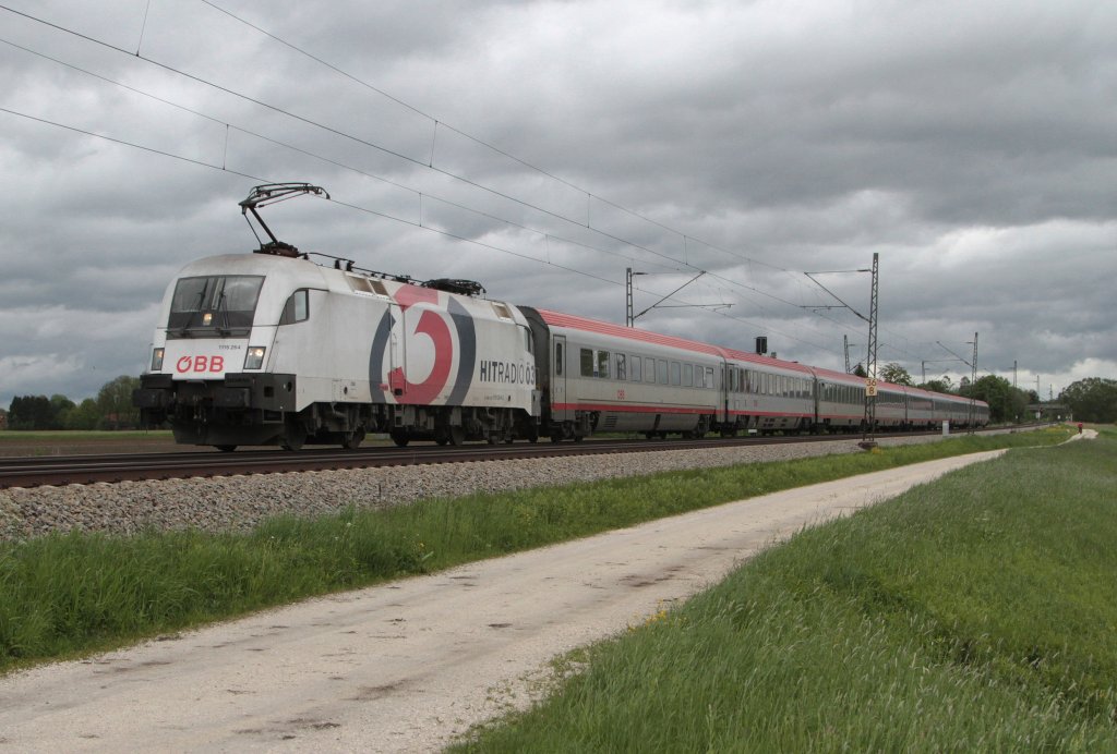 Die 1116 264 mit OIC 864 von Wien nach Bregenz bei bersee a. Chiemsee am 12.05.2013