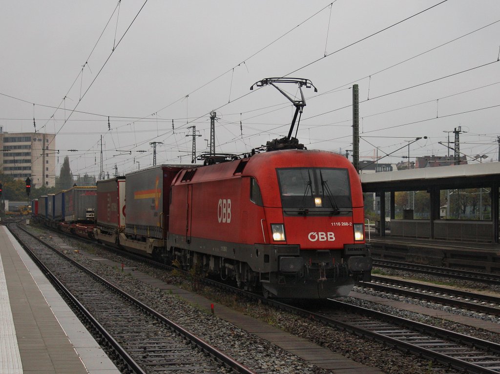 Die 1116 268 am 17.10.2010 mit einem KLV Zug bei der Durchfahrt in Mnchen Ost. 