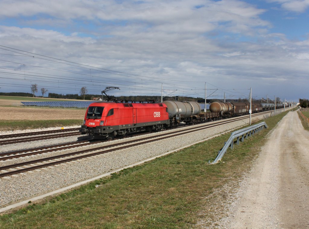 Die 1116 270 mit einem G�terzug am 13.04.2013 unterwegs bei Hattenhofen.
