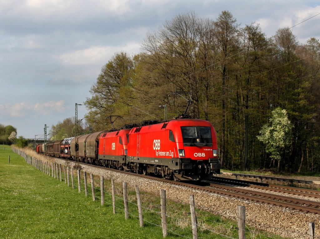 Die 1116 271 und die 1116 165 am 16.04.2011 mit einem Gterzug unterwegs bei Vogl. 