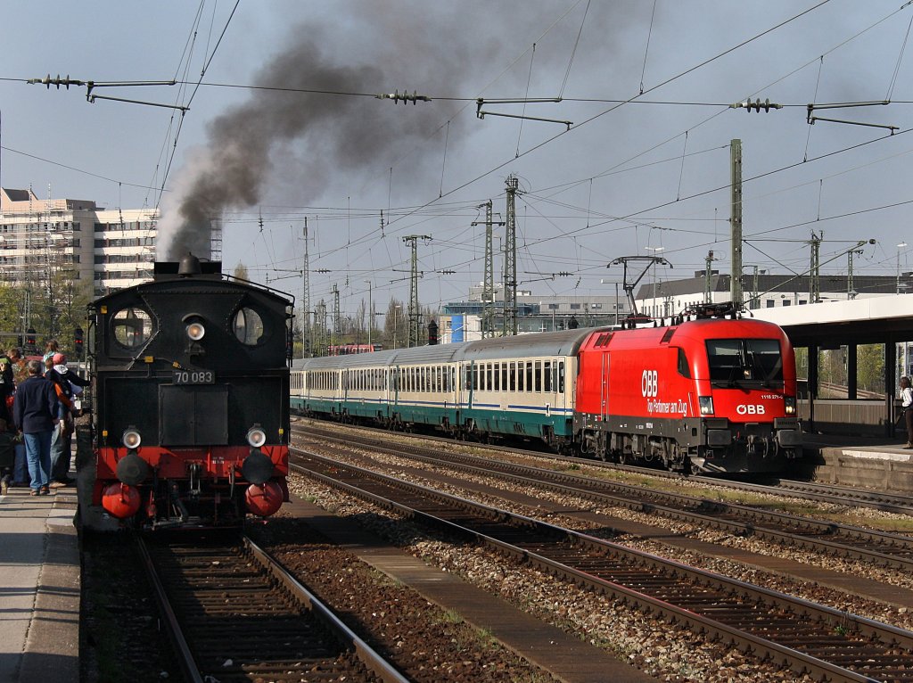 Die 1116 271 am 13.04.2009 mit einem EC bei der Einfahrt M�nchen Ost im Vordergrund ist die 70 083 zusehen. 