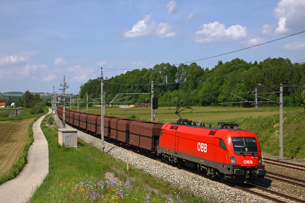 Die 1116.254 brachte am 24. Mai 2010 den umgeleiteten SLGAG 47481 (Linz Stahlwerke - Koper (SZ)) nach Spielfeld-Stra und nhert sich nun dem Bf. Wartberg/Krems.
