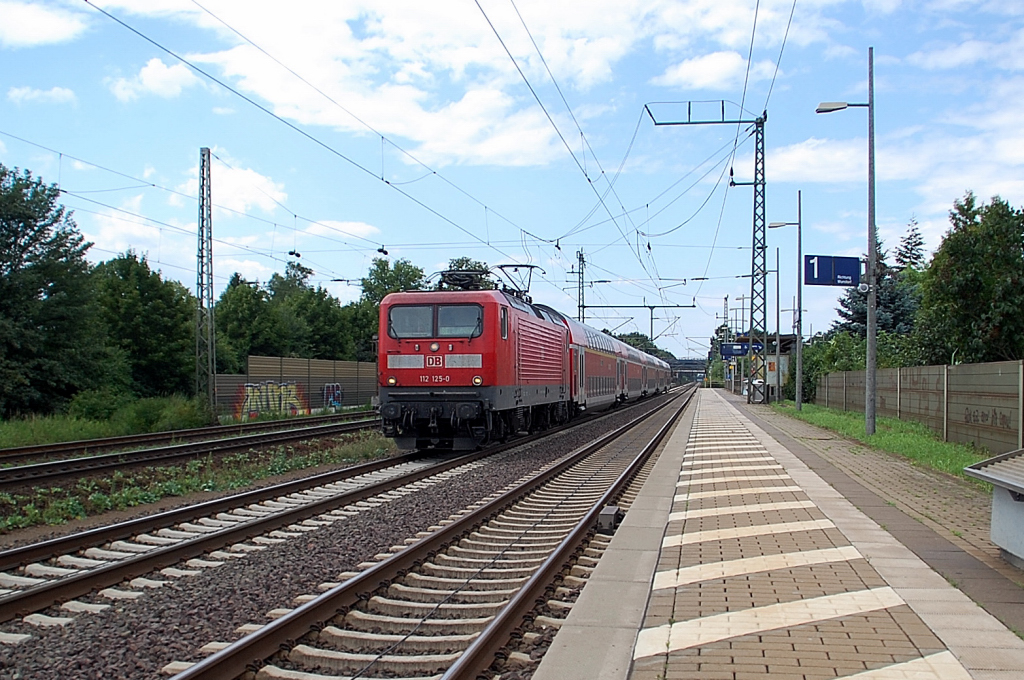 Die 112 125-0 mit einem RE-Zug durch Dedensen-Gmmer. 9.7.2011