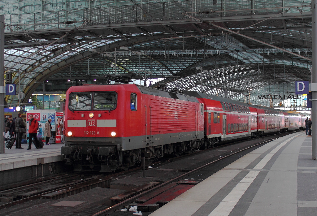 Die 112 126-8 bringt den RE 37373 von Cottbus nach Wittenberge, hier beim Halt in Berlin Hbf am 21.03.2013.