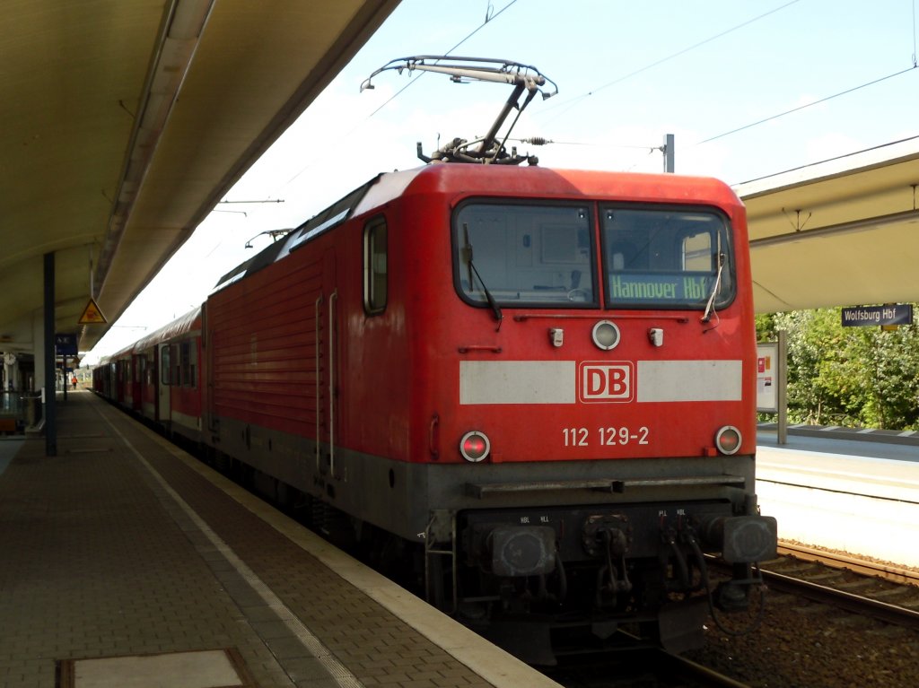 Die 112 129-2 schiebt den RE 14614 nach Hannover Hbf, aufgenommen am 31.08.2010 in Wolfsburg Hbf.