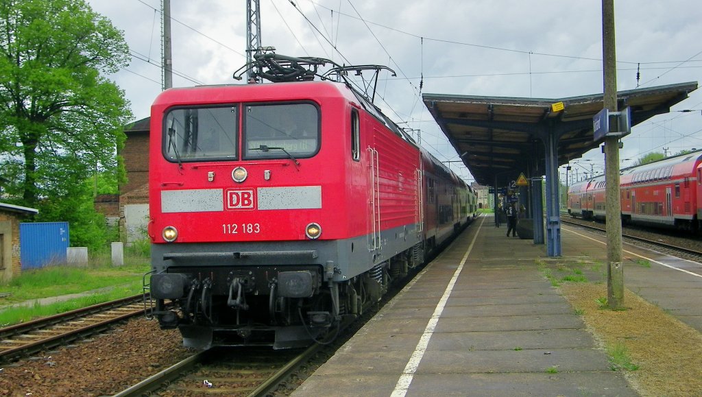 die 112 183 stand am 10.5.2013 abfahrbereit in Ruhland mit einem RE nach Falkenberg (Elster) 