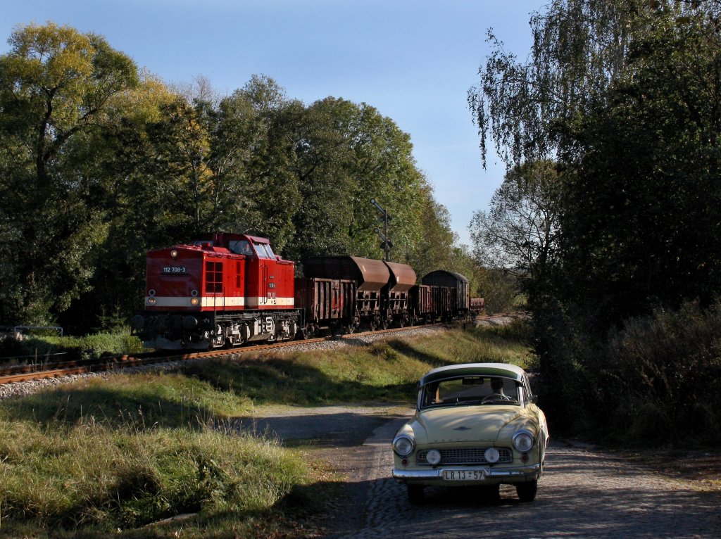 Die 112 708 am 16.10.2011 mit einem Fotogterzug bei der Einfahrt in Ohrdruf.