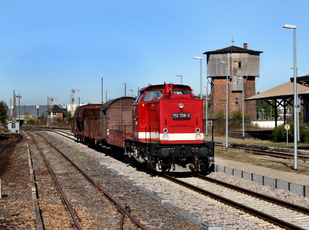 Die 112 708 am 16.10.2011 mit einem Fotogterzug in Ohrdruf.