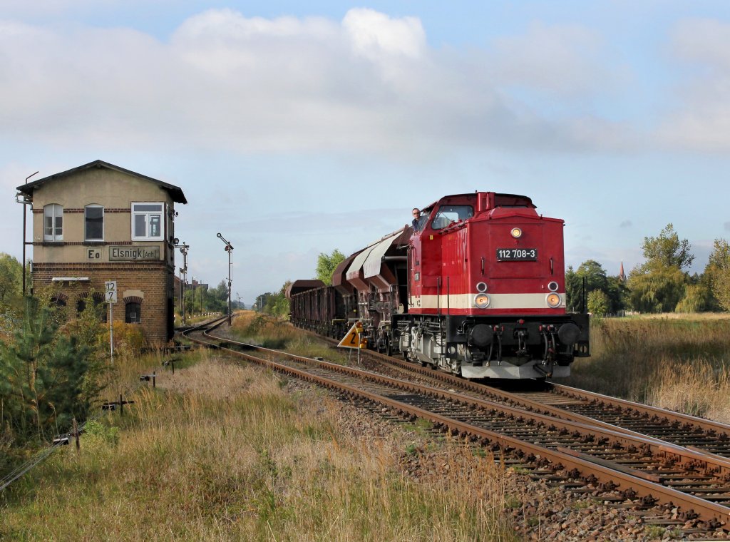Die 112 708 mit einem Fotogterzug am 07.10.2012 bei der Ausfahrt aus Elsnigk.