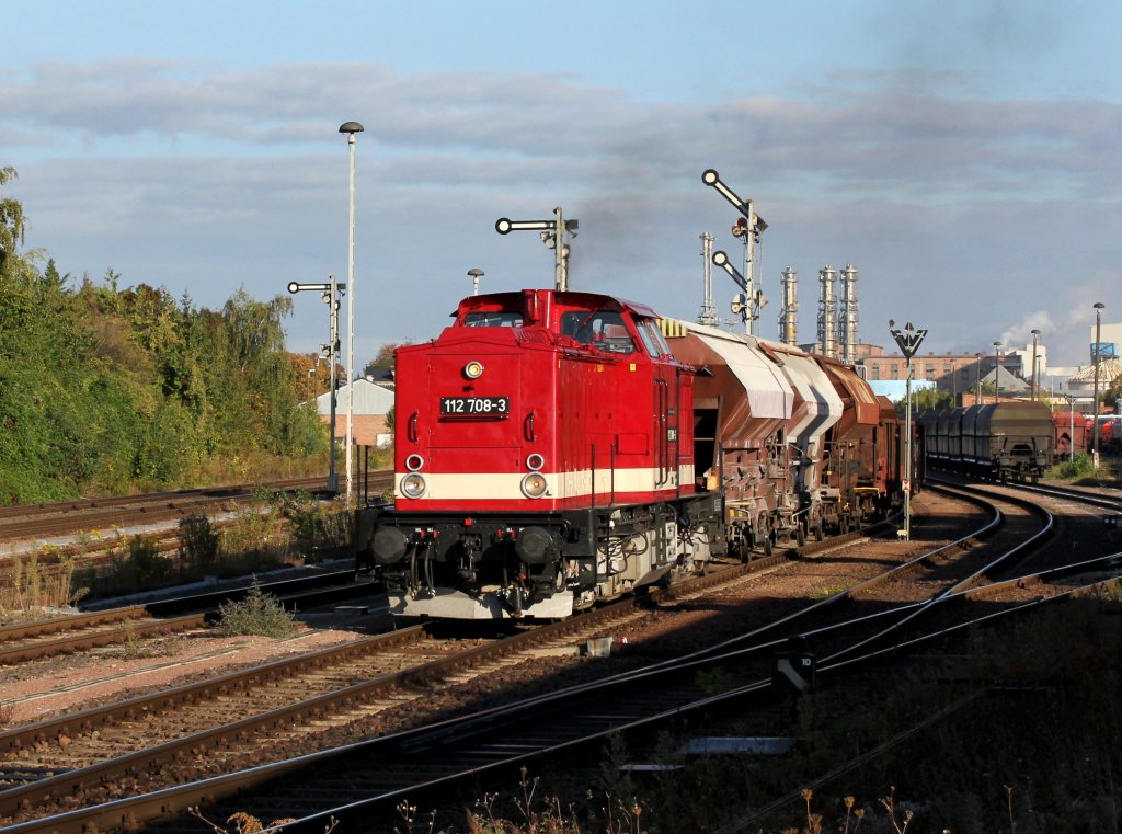 Die 112 708 mit einem Fotogterzug am 07.10.2012 bei der Ausfahrt aus Bernburg.