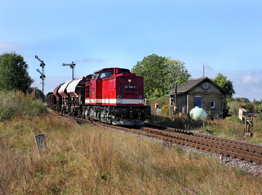 Die 112 708 mit einem Fotog�terzug am 07.10.2012 bei der Ausfahrt aus Mosigkau.