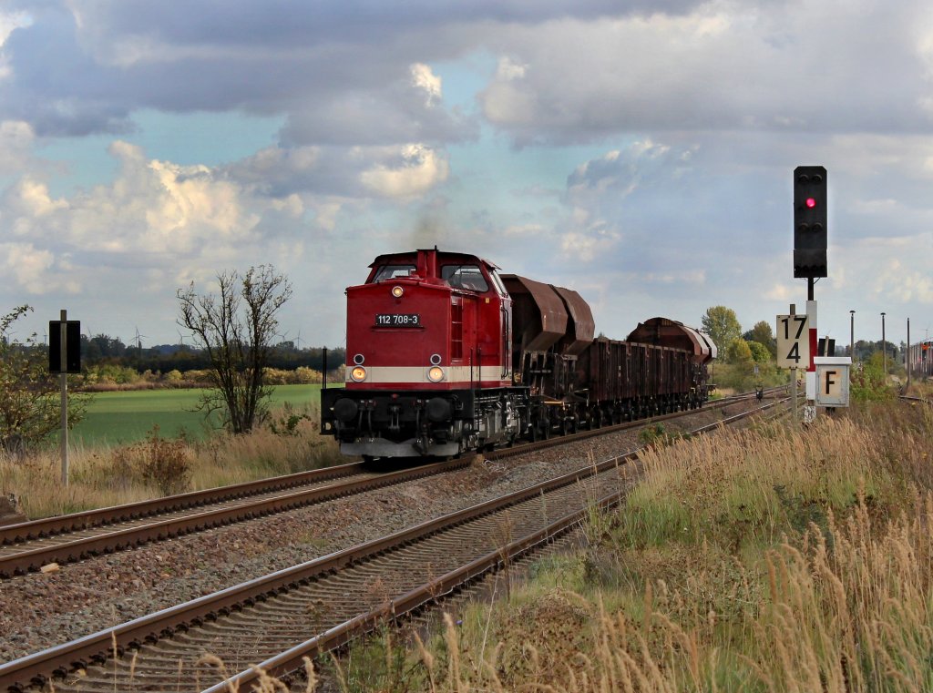 Die 112 708 mit einem Fotog�terzug am 07.10.2012 bei der Durchfahrt in Bernburg-Friedenshall.