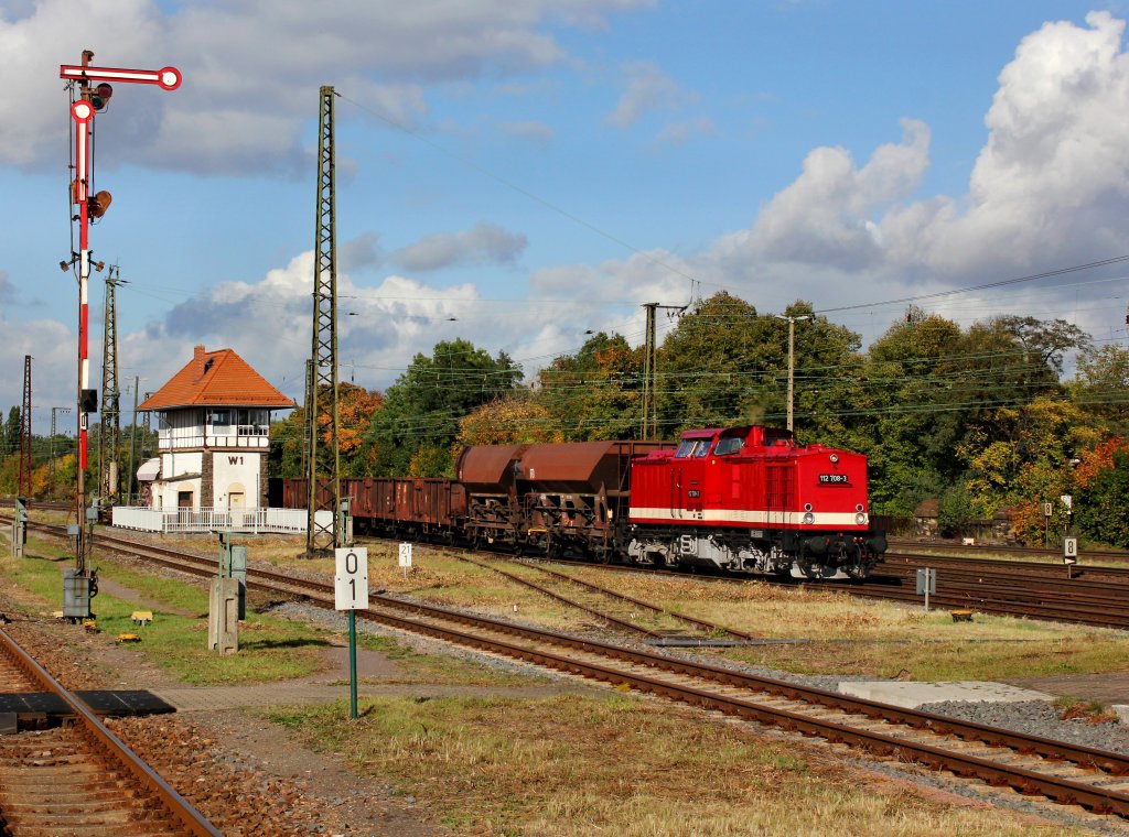 Die 112 708 mit einem Fotog�terzug am 07.10.2012 bei der Durchfahrt in K�then.