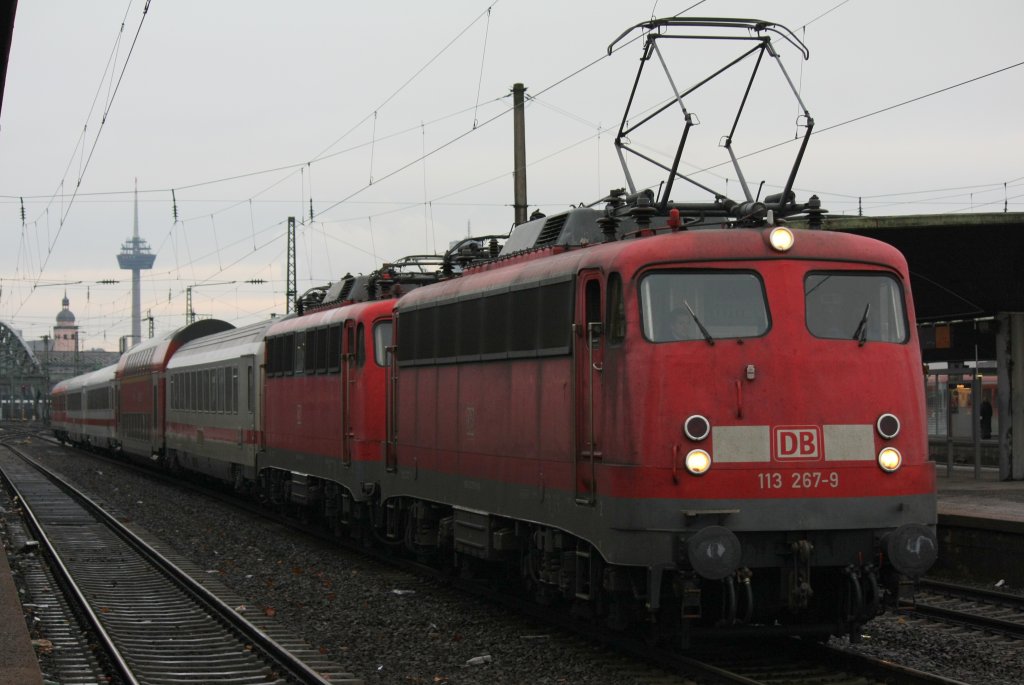 Die 113 267-9 am 09.01.2011 mit Pbz und 110 436 in Kln Messe Deutz.