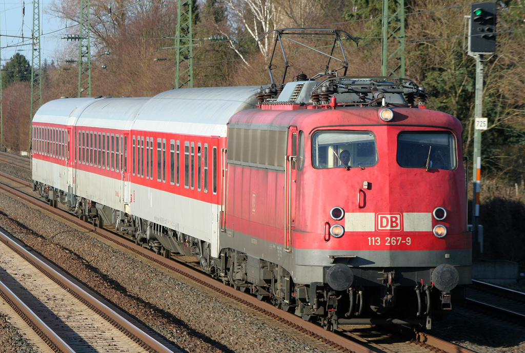 Die 113 267-9 zieht den AZ 1311 im sch�nsten Abendlicht von Dortmund Bbf zur Bereitstellung nach D�sseldorf Hbf durch Angermund am 06.03.2011
