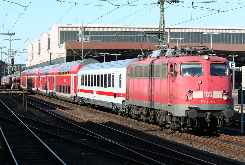 Die 113 267-9 zieht den PbZ1971 aus Dortmund Bbf nach Frankfurt Bbf durch Dsseldorf HBF am 16.06.2010