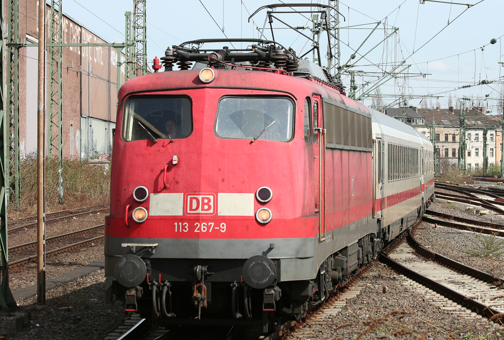 Die 113 267-9 zieht im Sandwich mit 113 309-9 einen Ersatz IC von Hamm nach Bonn auf Umleitung durch Dsseldorf HBF am 02.04.2010