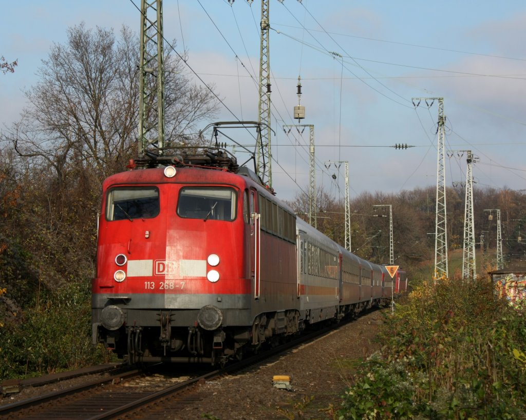Die 113 268-7 am 20.11.2010 in Kln West.