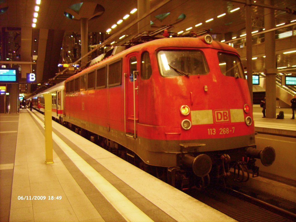 Die 113 268-7 am Schluss des IC 2157 nach Stralsund am 06.11.2009 in Berlin Hbf (tief). An der Zugspitze ist kein Steuerwagen, sondern die 115 332-8.