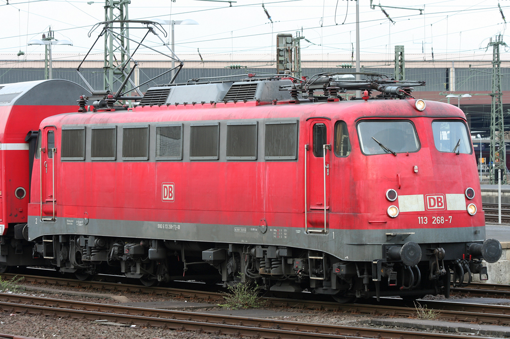 Die 113 268-7 steht mit ihrem Pbz in Dsseldorf HBF am 09.04.2010