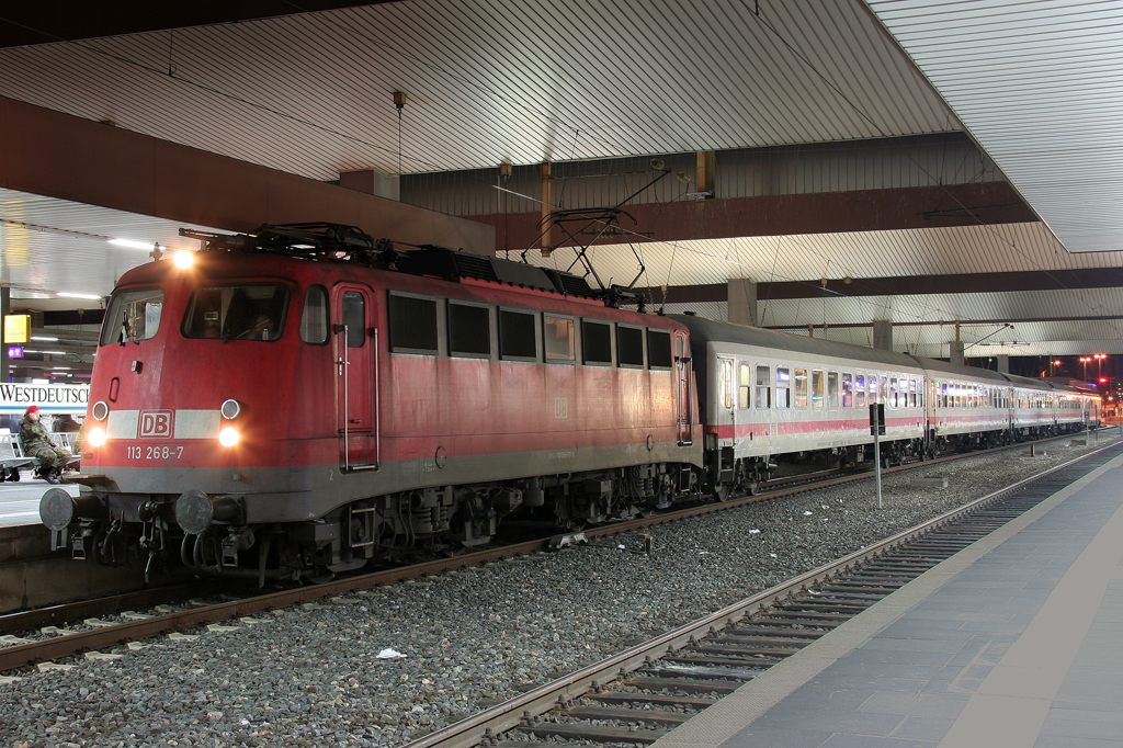 Die 113 268-7 steht mit dem D 2421 von Norddeich Mole nach Kln in Dsseldorf HBF am 24.10.2011