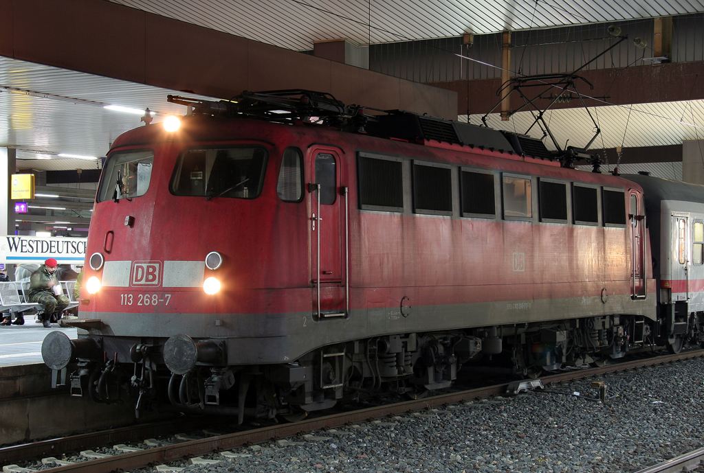 Die 113 268-7 steht mit dem D 2421 von Norddeich Mole nach Kln in Dsseldorf HBF am 24.10.2011