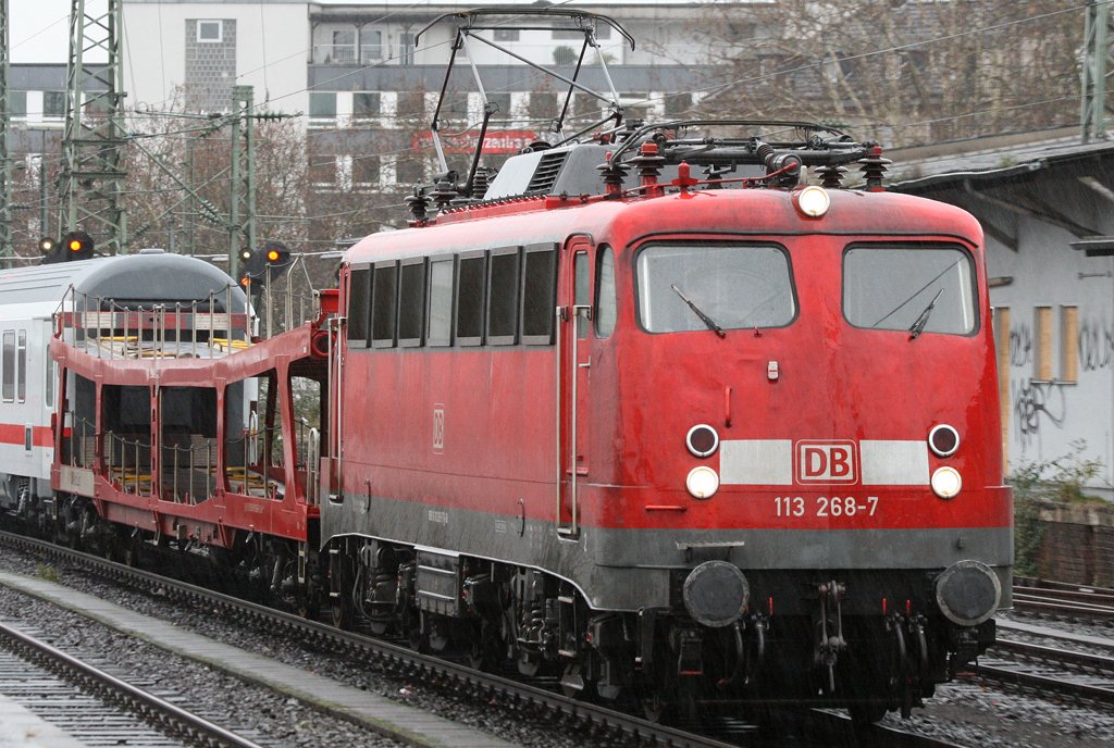 Die 113 268-7 zieht ihren PbZ durch Dsseldorf HBF am 28.11.2009 Mein erste 113er!
