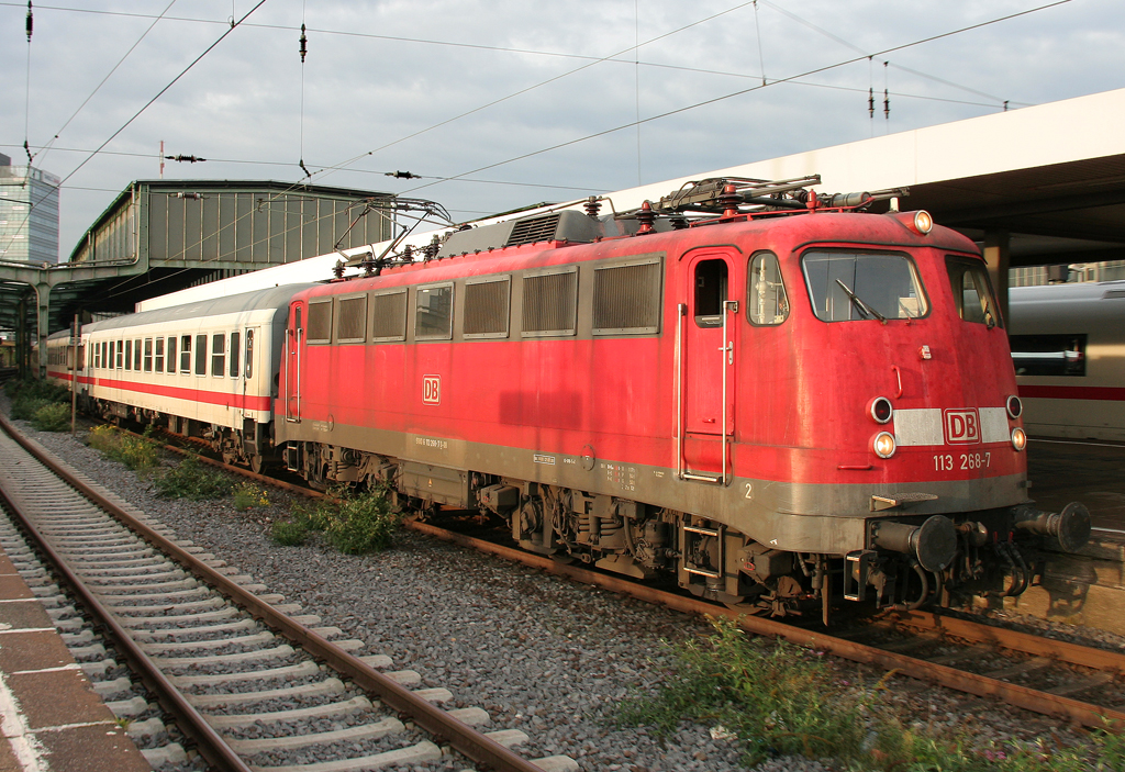 Die 113 268-7 zieht den planmig Sonntags verkehrenden D 2421 von Norddeich Mole nach Kln aus Duisburg HBF am 04.09.2011 Gru an den Tf!