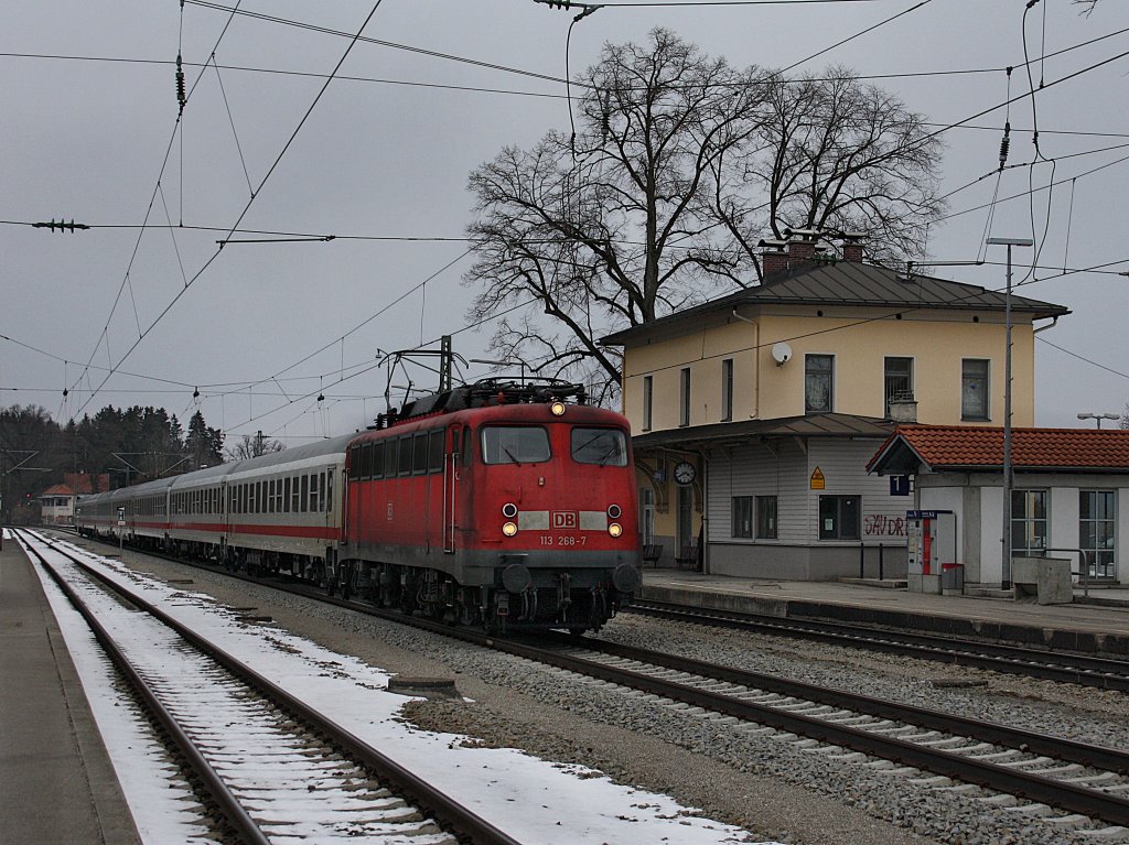 Die 113 268 mit dem IC Groglockner am 13.03.2010 bei der Durchfahrt in Aling. 