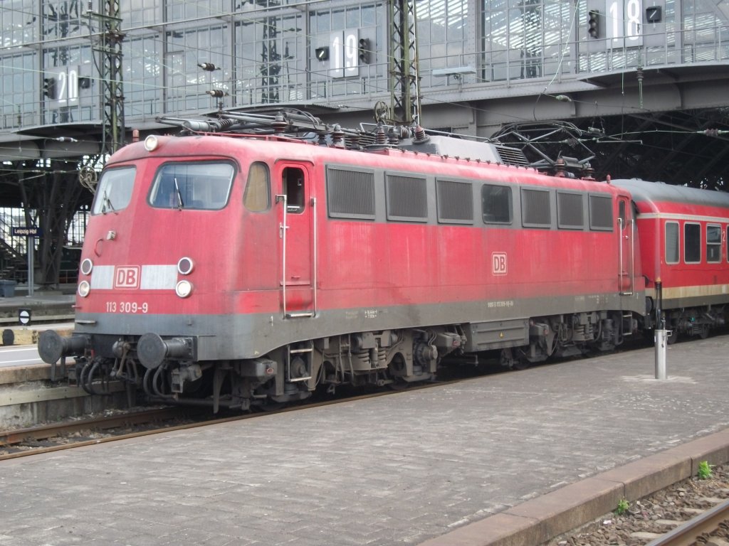 Die 113 309-9 stand am 15.7.10 mit PbZ 1967 im Leipziger Hbf.