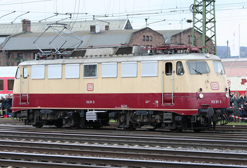 Die 113 311-5 rollt whrend der Lokparade anlsslich des 175 Jahre Eisenbahn Jubilums durch Koblenz Ltzel am 03.04.2010