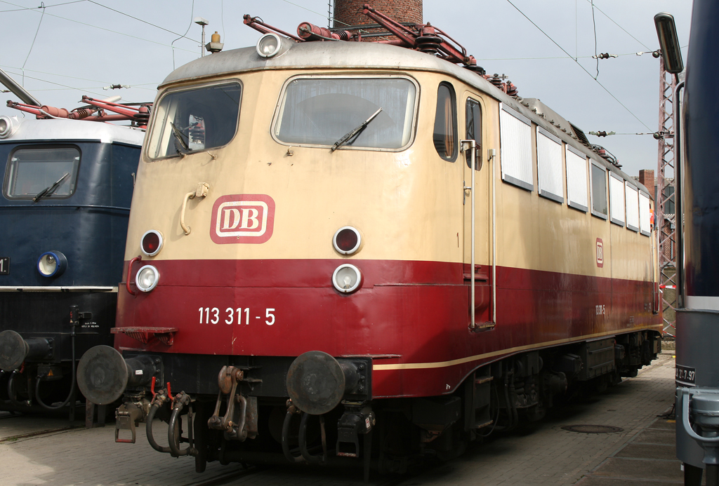 Die 113 311-5 steht zum Jubilum im Bw Osnabrck am 19.09.2010