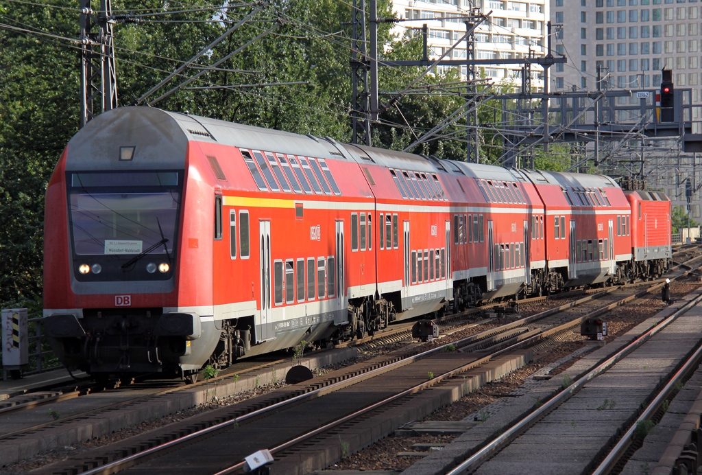Die 114 003-7 schiebt Ossi Dosto durch Berlin Tiergarten am 11.08.2012