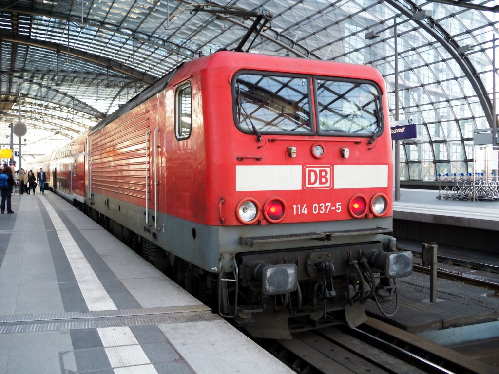 Die 114 037-5 schiebt den RE 38084 der Abendsonne entgegen nach Brandenburg Hbf, hier in Berlin Hbf am 02.04.2010.
