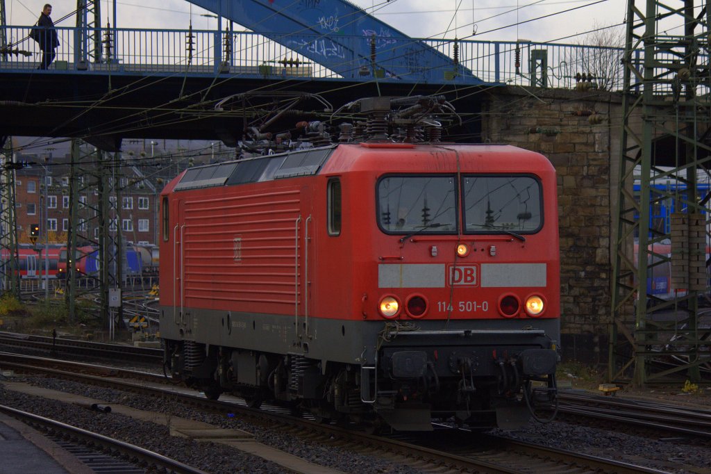 Die 114 501-0 am 26.11.2011 beim rangieren in Aachen Hbf.