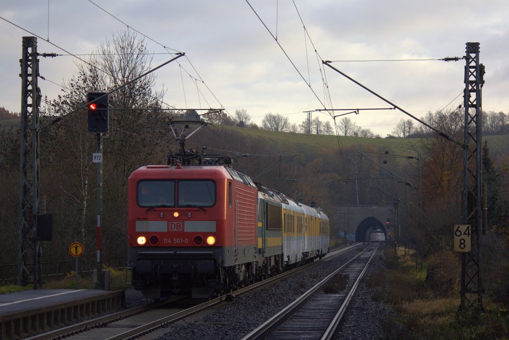 Die 114 501-0 fuhr am Morgen des 26.11.2011 mit der belgischen 2711 und drei Messwagen durch Eilendorf.