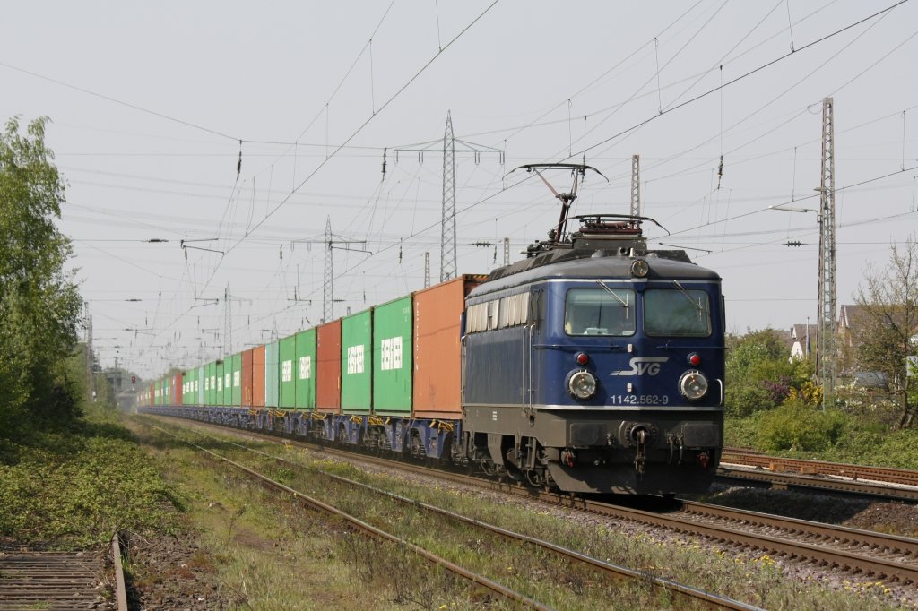 Die 1142 562-9 fuhr am 20.04.2011 durch Ratingen Lintorf.