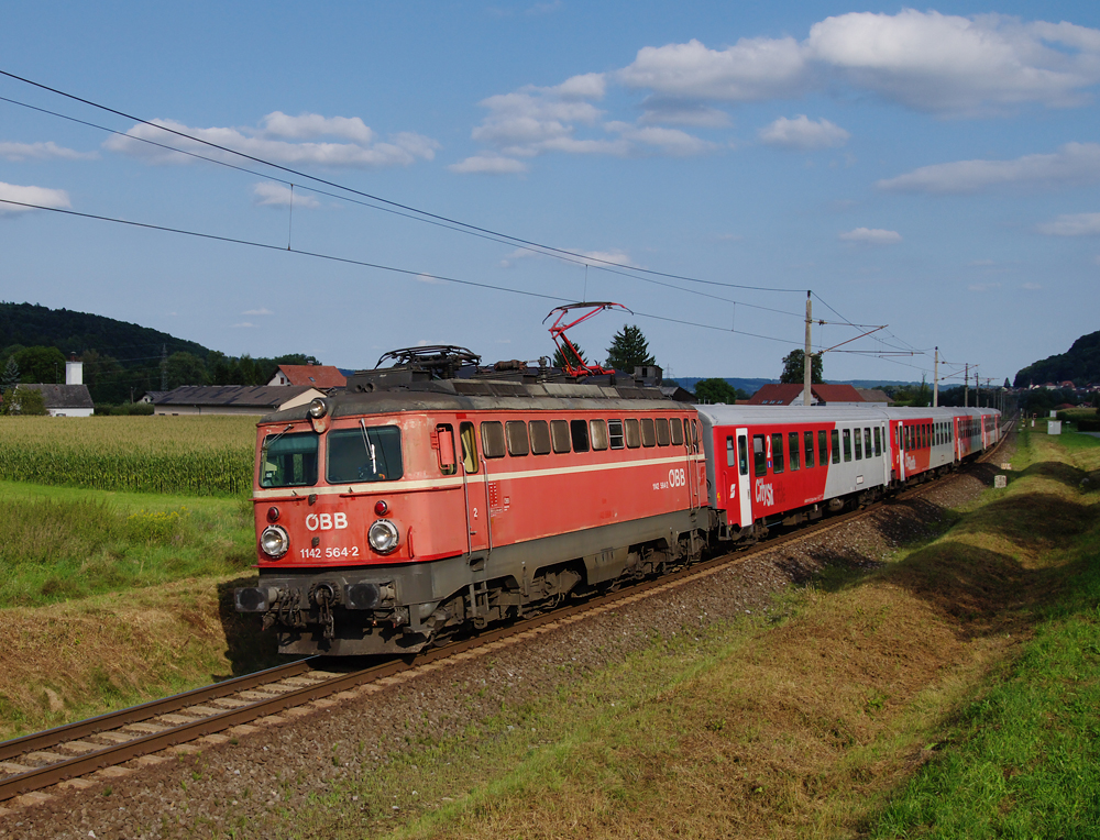 Die 1142 564 war am 08.08. mit dem 4030 von Spielfeld-Stra in Richtung Graz unterwegs, aufgenommen in Kleinweitendorf.
