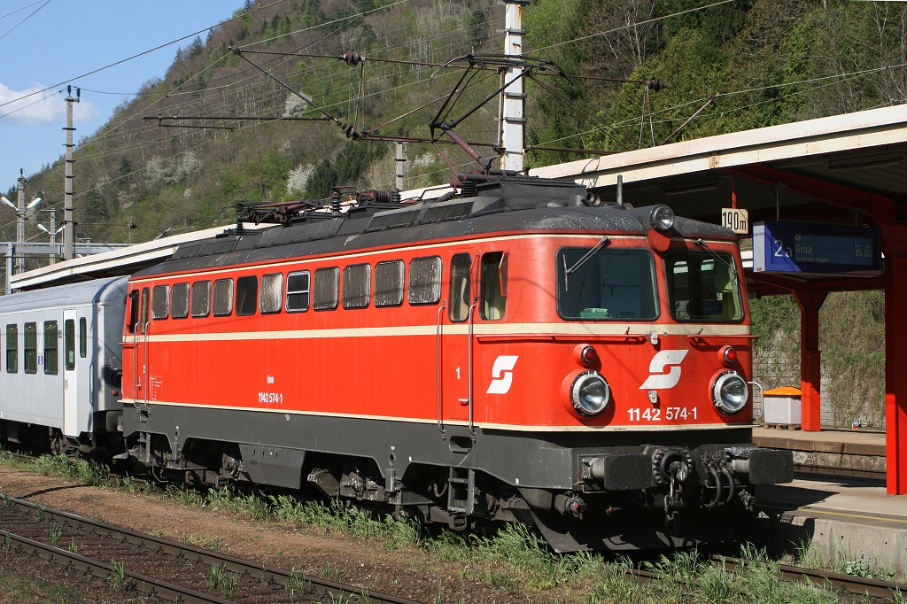 Die 1142 574 steht mit ihrem Wendezug am 16.04.2007 in Bruck/Mur bereit.