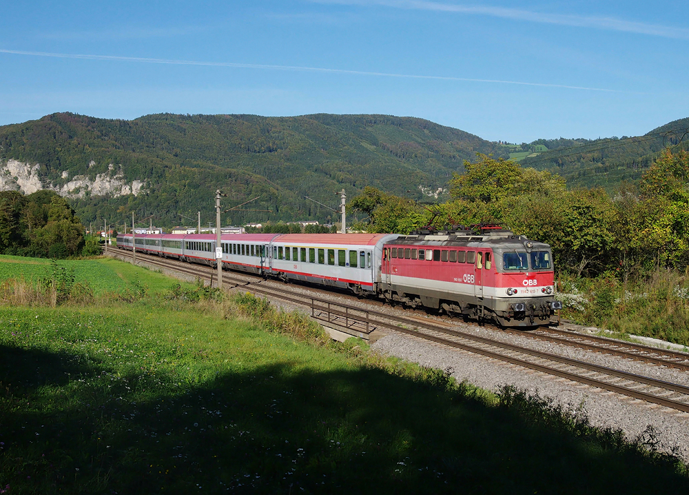 Die 1142 613 wurde am 30.09.2011 mit OIC 259 von Wien nach Graz über die Südbahn bei Deutschfeistritz abgelichtet. Nicht nur der Einsatz von  Lok+Klassen  wurde mit der Fahrplanumstellung im Dezember 2011 in der Relation Graz Wien stark eingeschränkt (Einsatz von Railjets) sondern auch diese Stelle wurde durch die Errichtung von Lärmschutzwänden völlig unbrauchbar. In den im Hintergrund zu sehenden Bergen befindet sich die Lurgrotte, die größte aktive Wasserhöhle Österreichs.