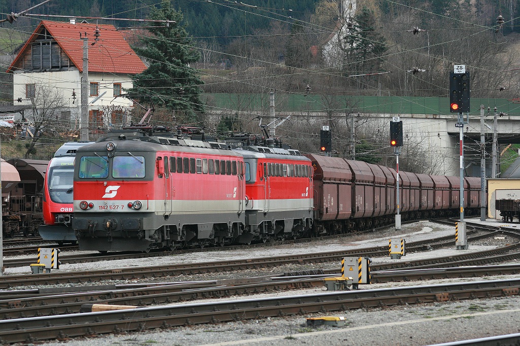 Die 1142 627 und 1142 677 ziehen ihren Gterzug am 28.3.2009 durch den Bahnhof von Bruck/Mur