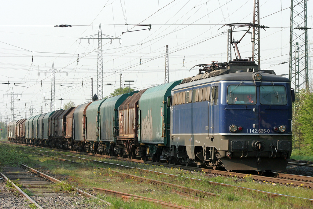 Die 1142 635-0 der SVG zieht Coils durch Ratingen Lintorf am 20.04.2011