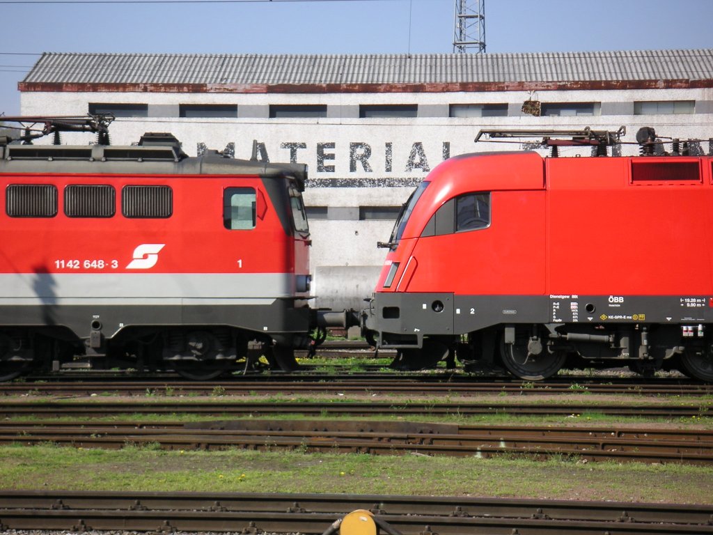 Die 1142 648-3 und eine Taurus Schnauze an Schnauze. Aufgenommen am 23.4.2005 in Graz