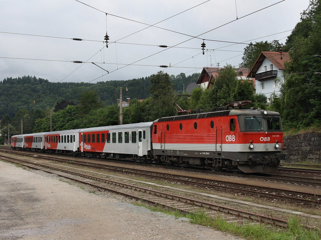 Die 1144 004 am 13.08.2010 mit einem R bei der Einfahrt in Wernstein. 