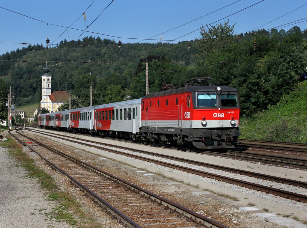 Die 1144 037 mit einem REX nach Linz am 07.09.2012 bei der Einfahrt in Wernstein.