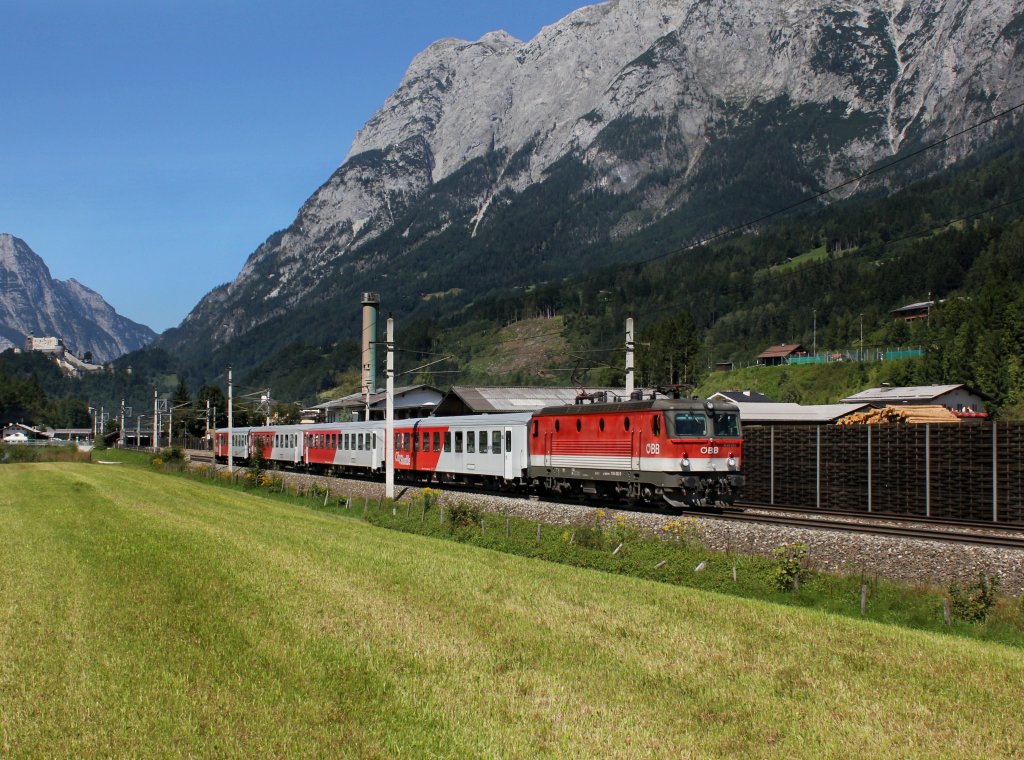 Die 1144 063 mit einem REX am 18.08.2012 unterwegs bei Pfarrwerfen.